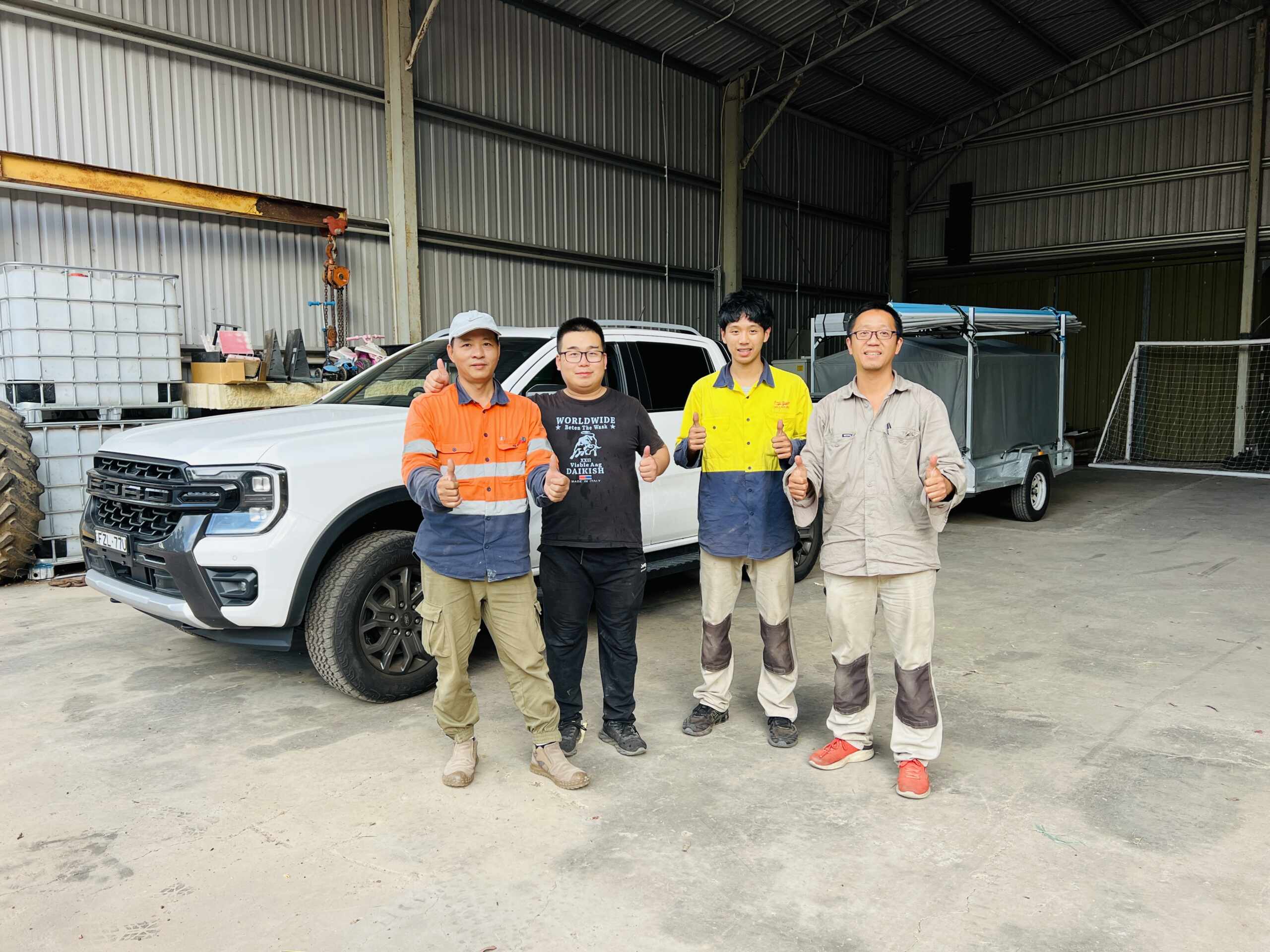 完美电工 太阳能电池 安装团队，在2026年4月30日合影。感谢：家人，团队，合作伙伴，还有所有客户和朋友们的支持。